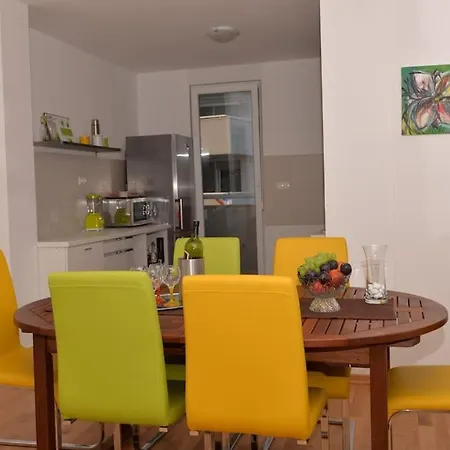 Sunny Holidays - 2 Bedrooms Apartment *