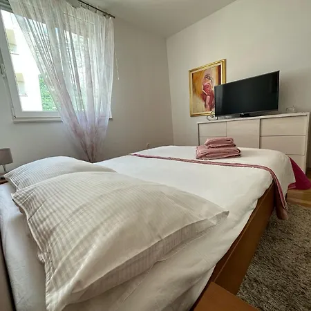 Sunny Holidays - 2 Bedrooms Apartment *