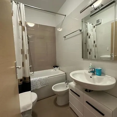 Sunny Holidays - 2 Bedrooms Makarska