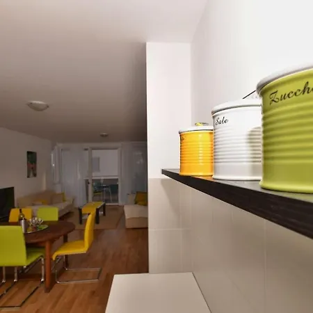 Sunny Holidays - 2 Bedrooms *