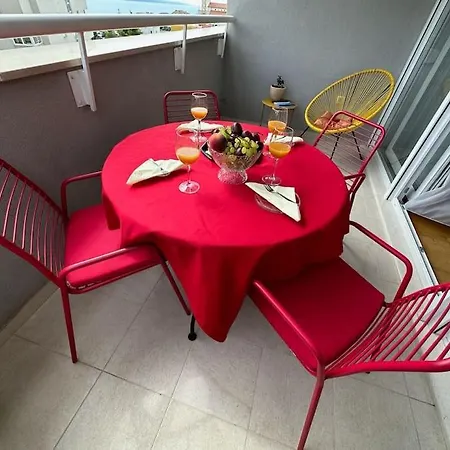 Sunny Holidays - 2 Bedrooms Apartment *