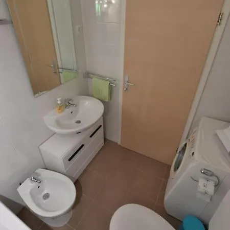 Sunny Holidays - 2 Bedrooms Apartment *