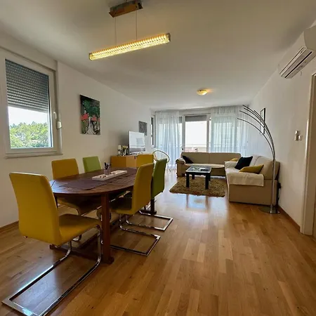 Sunny Holidays - 2 Bedrooms Apartment *