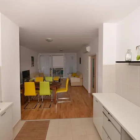 Sunny Holidays - 2 Bedrooms Makarska