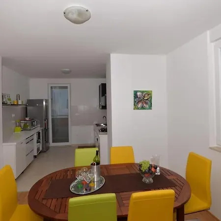Sunny Holidays - 2 Bedrooms *
