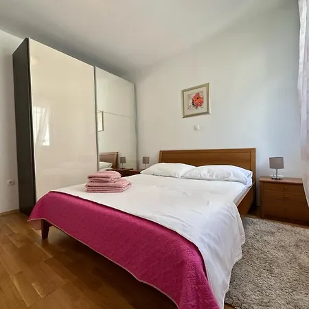 Sunny Holidays - 2 Bedrooms Makarska
