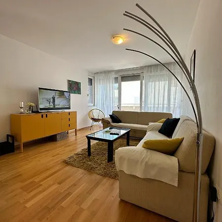 Sunny Holidays - 2 Bedrooms Apartment *