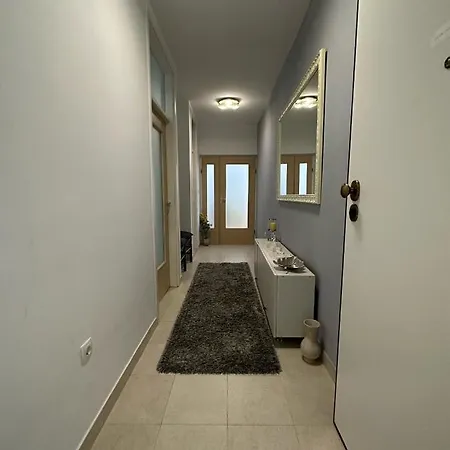 Sunny Holidays - 2 Bedrooms *