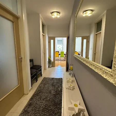 Sunny Holidays - 2 Bedrooms Apartment Makarska