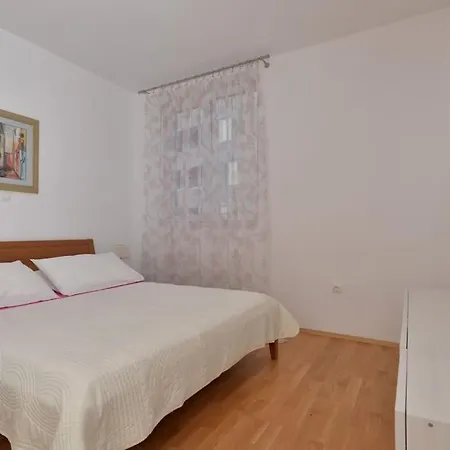 Sunny Holidays - 2 Bedrooms Apartment *