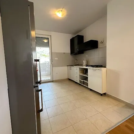 Sunny Holidays - 2 Bedrooms Apartment *